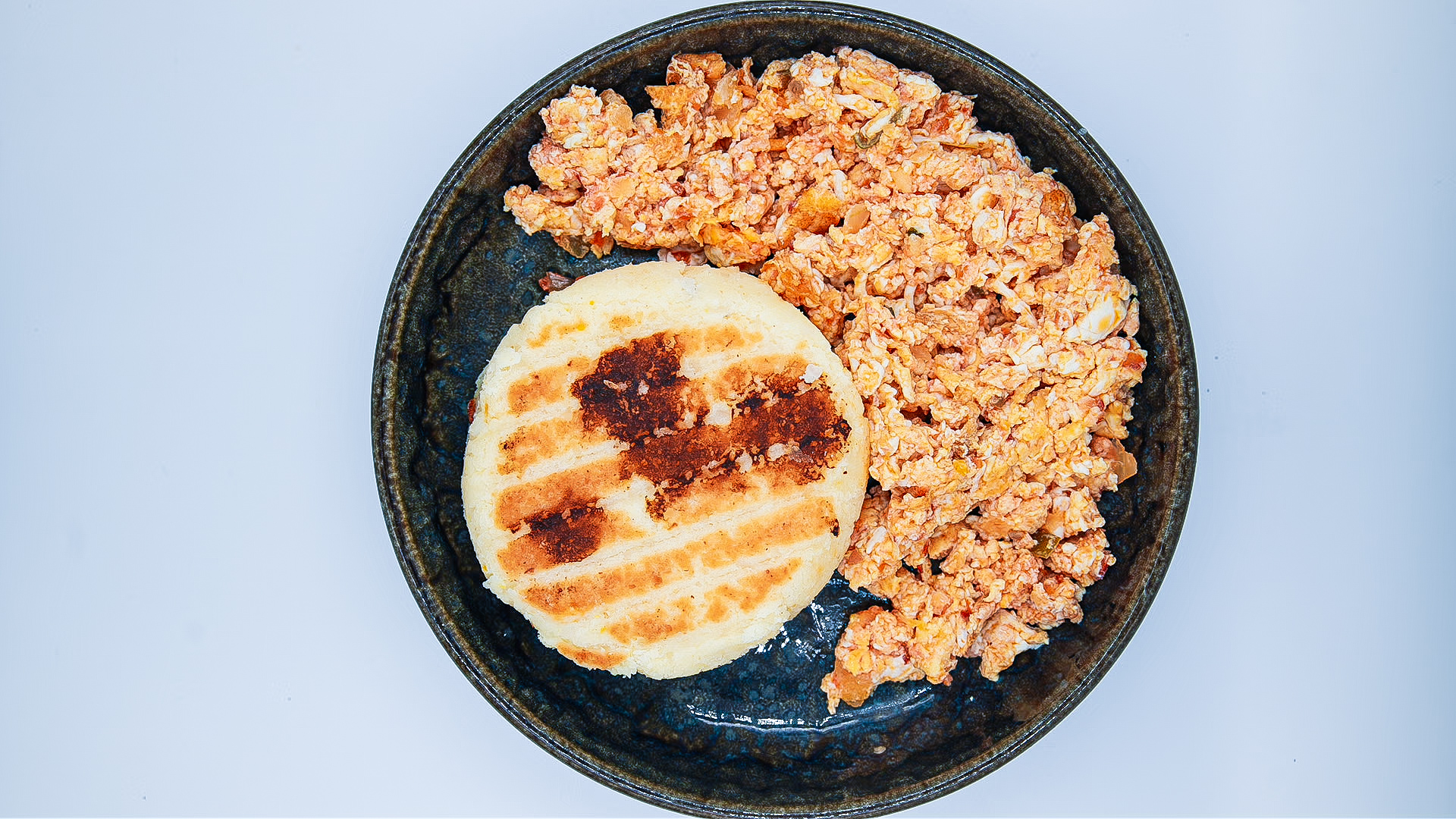 Arepa de queso y huevos revueltos